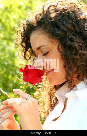 Sentente l'odore di una rosa Foto Stock