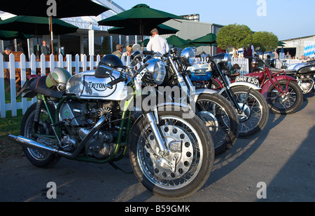 La linea del classico Moto a Goodwood Foto Stock