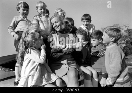 La prima stella di essere visto sulla scatola quando la televisione del Tamigi va ufficialmente in colore sarà onore Blackman in un programma per bambini " Una volta', un racconto programma per bambini molto giovani. Oggi onore era un Teddington Studios la lettura della storia di "Clever Polly' da Catherine Storr ad un gruppo di bambini della scuola Gorselands, Harpenden Hertfordshire, di età compresa tra 4 e 8 Foto Stock