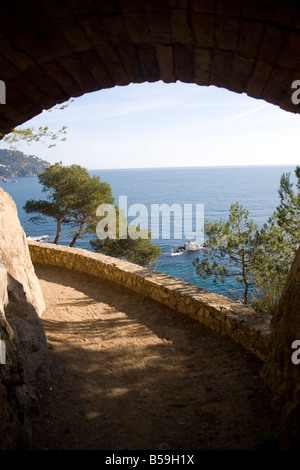 Archaway sul Cami de Ronda costa brava Spagna Foto Stock