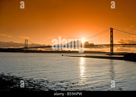 Autunno luce della sera oltre il Ponte di Forth Rail da North Queensferry Regione Fife Scozia UK Foto Stock