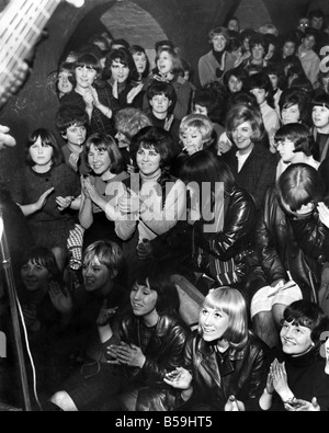 A pranzo dal pubblico al Cavern. Club di Liverpool. Il club è stato il trampolino di lancio per il successo di molte bande, le ultime essendo un uomo quattro gruppo chiamato "The Beatles' (Non eseguire in questa immagine) dicembre 1963 P008118 Foto Stock