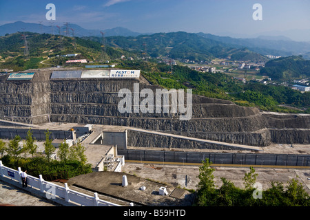 Serrature della nave osservata dal visitatore e area turismo Diga delle Tre Gole del fiume Yangzi Cina JMH3444 Foto Stock