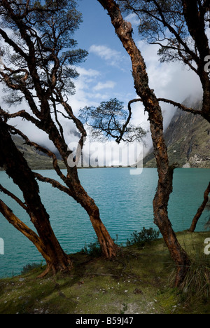 Una vista attraverso uno dei laghi Llanganuco nelle Ande peruviane Foto Stock