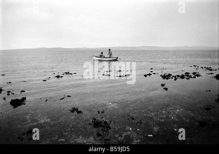 Orkney Isola di Rousay STORIA: All'Orkney Isola di Rousay, dove 29 enne Christopher Soames ha impostato su una nuova vita per sé e sua moglie Maria e i loro figli di sabbia, 8 David, 5 e Elizabeth, 4. Le immagini mostrano Christopher al lavoro: la pesca di aragoste presenti nelle acque che circondano l'isola. Gennaio 1970 71-00005-010 Foto Stock