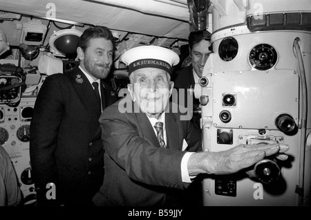Vecchio: Uomo: sottomarino: Marina: Sig. Jim Chapman (103). Marzo 1975 75-01273-003 Foto Stock
