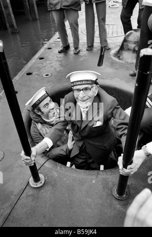 Vecchio: Uomo: sottomarino: Marina: Sig. Jim Chapman (103). Marzo 1975 75-01273 Foto Stock