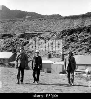 Miniere: industria: la Gran Bretagna è la più brutta macchia di bellezza: Blaenau Ffestiniog, un Welsh Slate villaggio minerario, dove la scoria giat capi di Foto Stock