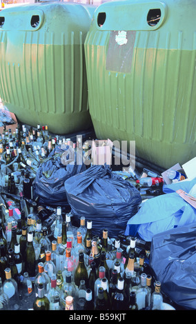 Svuotare le bottiglie di vetro oggetto di dumping nella parte anteriore della bottiglia traboccante banche, Sète Hérault, Languedoc, Francia, Europa Foto Stock