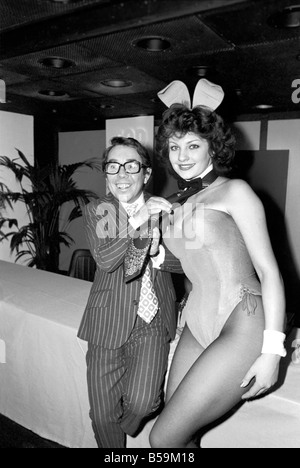 Il comico Ronnie Corbett in corrispondenza del tirante Manufacturers Association Top Ten legare gli uomini contest di Gran Bretagna con 22 anni di Carolyn Moore, ex Miss Regno Unito e il coniglietto di Londra dell'anno ;Aprile 1975 ;75-2117-004 Foto Stock