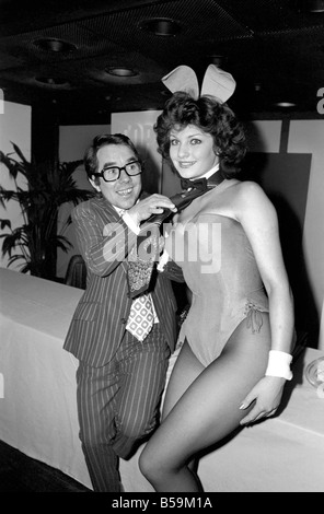 Il comico Ronnie Corbett in corrispondenza del tirante Manufacturers Association Top Ten legare gli uomini contest di Gran Bretagna con 22 anni di Carolyn Moore, ex Miss Regno Unito e il coniglietto di Londra dell'anno;Aprile 1975 ;75-2117-005 Foto Stock