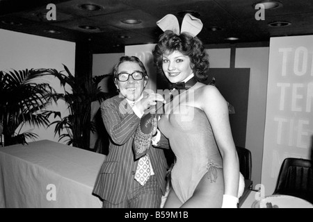 Il comico Ronnie Corbett in corrispondenza del tirante Manufacturers Association Top Ten legare gli uomini contest di Gran Bretagna con 22 anni di Carolyn Moore, ex Miss Regno Unito e il coniglietto di Londra dell'anno ;Aprile 1975 ;75-2117-006 Foto Stock