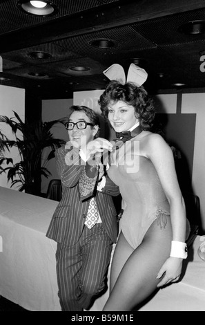 Il comico Ronnie Corbett in corrispondenza del tirante Manufacturers Association Top Ten legare gli uomini contest di Gran Bretagna con 22 anni di Carolyn Moore, ex Miss Regno Unito e il coniglietto di Londra dell'anno ;Aprile 1975 ;75-2117-007 Foto Stock