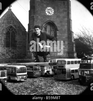 Il Reverendo Geoffrey Smith, vicario della parrocchia di San Michele e Tutti gli Angeli chiesa in Lilleshall, Shropshire, al di fuori della sua chiesa, con alcuni dei suoi modelli di autobus. ;Aprile 1975 ;75-02158-001 Foto Stock