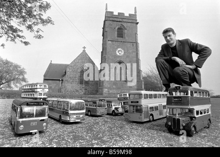 Il Reverendo Geoffrey Smith, vicario della parrocchia di San Michele e Tutti gli Angeli chiesa in Lilleshall, Shropshire, al di fuori della sua chiesa, con alcuni dei suoi modelli di autobus. ;Aprile 1975 ;75-02158-007 Foto Stock
