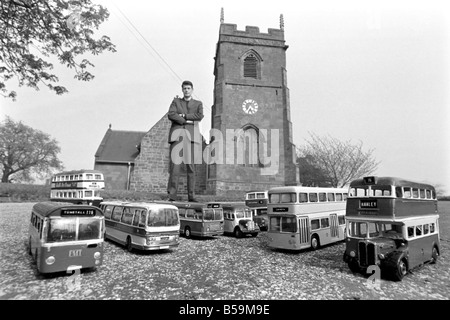 Il Reverendo Geoffrey Smith, vicario della parrocchia di San Michele e Tutti gli Angeli chiesa in Lilleshall, Shropshire, al di fuori della sua chiesa, con alcuni dei suoi modelli di autobus. ;Aprile 1975 ;75-02158-008 Foto Stock