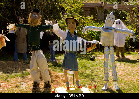 Un trio di scarecrows basata su Wizard of Oz caratteri è stato creato presso il Fall Festival a Brookgreen Gardens in Carolina del Sud. Foto Stock
