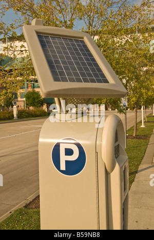 Del pannello Solare energia solare going green tecnologia solare Solare multi spazio parcheggio metro di Houston in Texas Foto Stock