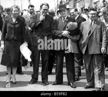 Bedlington minatori Picnic in attesa di passare off in parata erano la signora Judith Hart M P Michael Foot Ernest Jones Vice Pres N U M e Northumberland ramo R segretario principale a giovani alla ricerca Michael Foot era oratore ospite presso il Northumberland minatori Picnic in 1960 Foto Stock