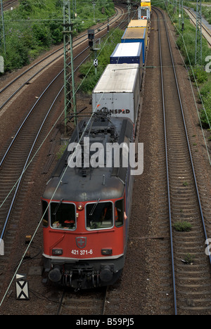 Treno merci opperated dalle FFS della Svizzera, Colonia, nella Renania settentrionale-Vestfalia,Germania. Foto Stock
