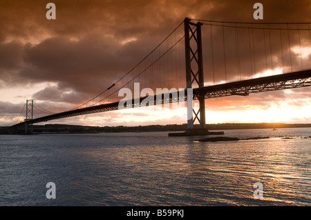 Autunno luce della sera sul Forth Road Bridge da North Queensferry Regione Fife Scozia UK Foto Stock