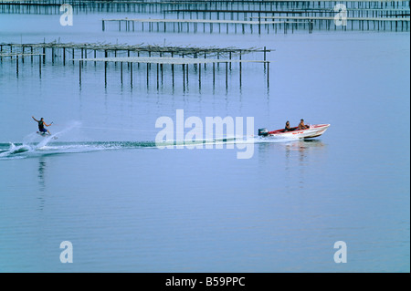 Sci d'acqua e OYSTER FARM "Bassin de Thau' BASIN LANGUEDOC FRANCIA Foto Stock