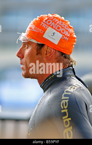 Piscina maschio concorrente del 2008 a Londra il triathlon Foto Stock