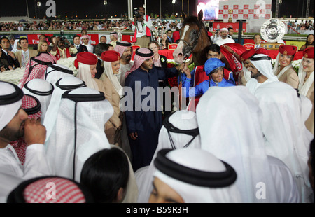 Sheikh Mohammed Bin Rashid Al Maktoum con il fantino Lanfranco Dettori e cavallo Electrocutionist, Dubai, Emirati Arabi Uniti Foto Stock