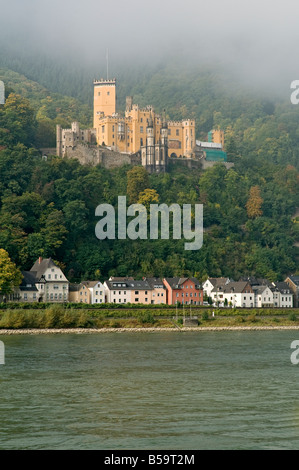 Castello di Stolzenfels e il Reno su una mattinata nebbiosa. Foto Stock