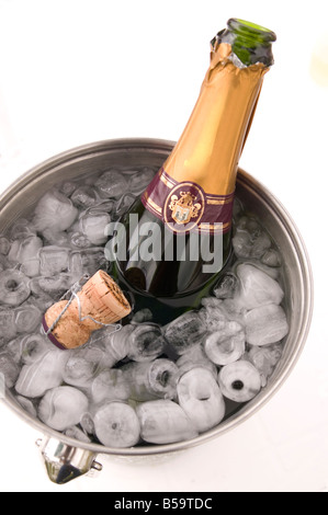 Bottiglia di Champagne aprire sul ghiaccio nel Secchiello per ghiaccio Foto Stock