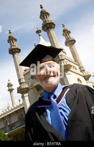 Studenti maturi sul giorno di graduazione Sussex University in Inghilterra indossando scheda di mortaio e vestaglia Foto Stock
