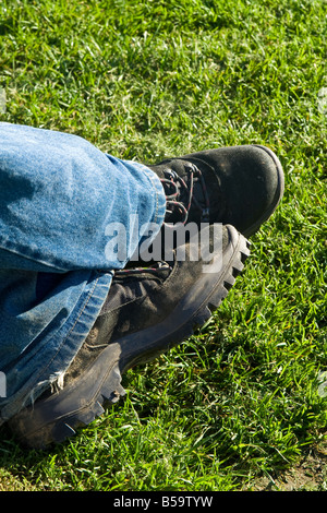 L uomo è in piedi in scarponi. Foto Stock