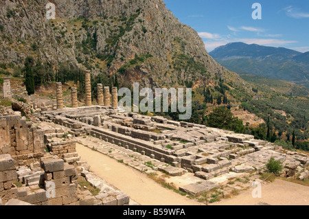 Rovine del tempio di Apollo con le colline in background in Delphi UNESCO World Heritage Site grecia Europa Foto Stock
