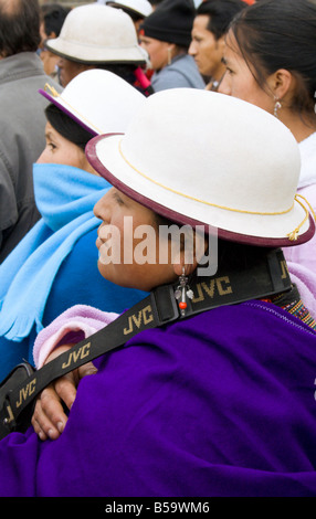 Una donna con un costume tradizionale e la telecamera video orologi esecutori all annuale Inti Raymi festival di Canar Ecuador Foto Stock