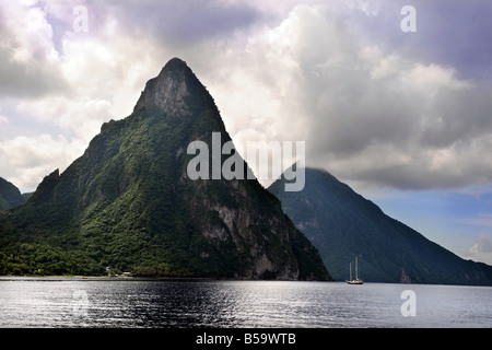 Una barca a vela ancorata nei pressi di Soufriere ST LUCIA CON LE MONTAGNE PETIT SINISTRA E Gros Piton dietro Foto Stock