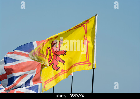 Bandiera scozzese con la Union Jack dietro di esso contro un cielo blu europea bandiere nazionali Foto Stock