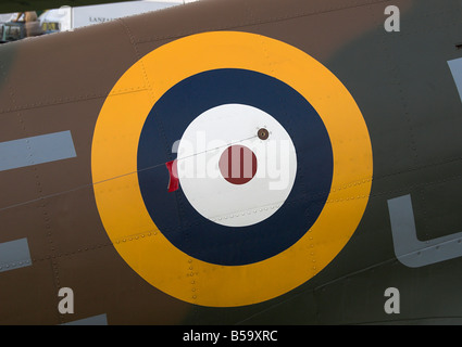 RAF Roundels su uno Spitfire Foto Stock