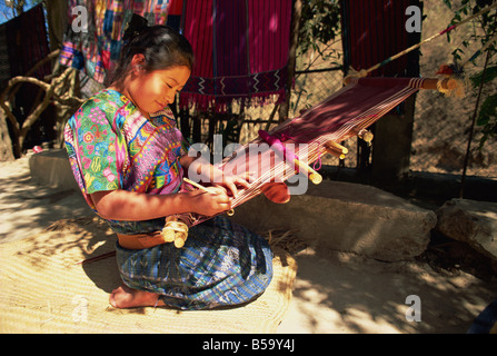 Ragazza locale tessitura, San Antonio Aguas Calientes, Guatemala, America Centrale Foto Stock