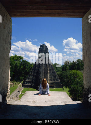 Vista del Grand Plaza dal tempio, Tikal, Sito Patrimonio Mondiale dell'UNESCO, Guatemala, America Centrale Foto Stock