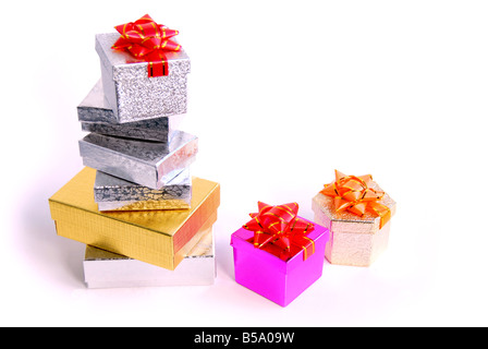 Confezioni regalo su sfondo bianco Foto Stock