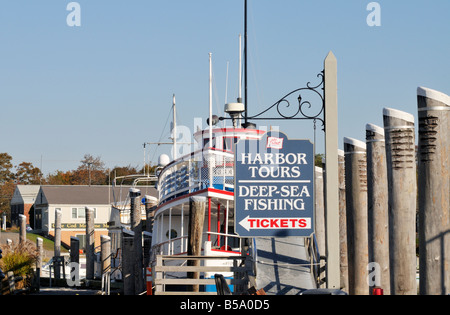 Segno a marina docks di Harbour Tours e la pesca in mare profondo biglietti nel porto di Hyannis Cape Cod, MA, Stati Uniti d'America Foto Stock