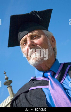 Studenti maturi sul giorno di graduazione Sussex University in Inghilterra indossando scheda di mortaio e vestaglia Foto Stock