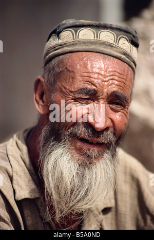 Ritratto di un vecchio uomo Uygur con la barba e cappello in feltro nel Xinjiang Cina G Corrigan Foto Stock