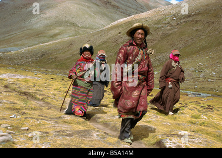 Buddista Tibetana pellegrini sulla kora, passeggiate intorno al monte Kailas (Monte Kailash), Tibet, Cina Foto Stock
