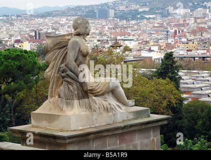 Vista della città passò elegante statua di pietra della donna reclinabili fuori il Palau nazionale d'arte Catalunya, Barcelona, Spagna Foto Stock