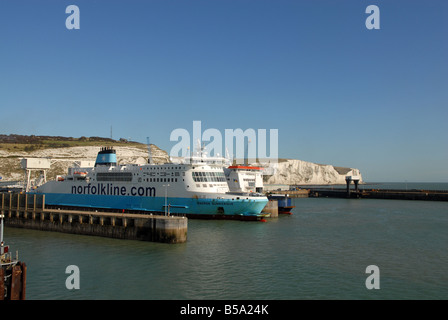 Il Porto di Dover e le Bianche Scogliere di Dover Inghilterra Foto Stock