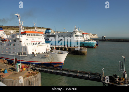 Canale trasversale dei traghetti nel porto di Dover in Inghilterra Foto Stock