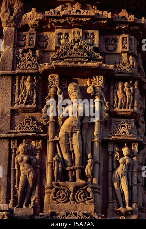 Dettaglio del Sole Il tempio costruito dal re Bhimbev nel XI secolo Modhera nello Stato di Gujarat India Asia Foto Stock