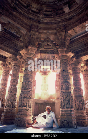 Interno del tempio del sole , costruito da Re Bhimbev nel XI secolo Modhera nello Stato di Gujarat India Asia Foto Stock