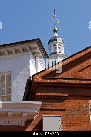 La cupola del Maryland State House è visibile in questa vista tra due edifici sulla strada principale Foto Stock